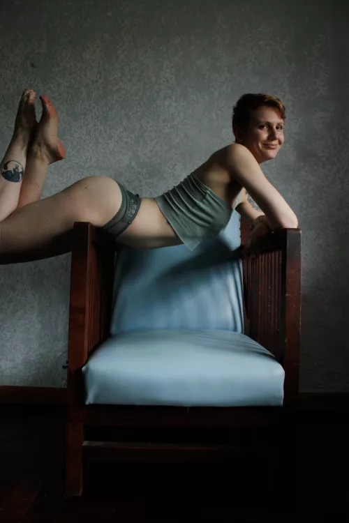 Too queer to even try and sit properly =p by stretchykitten