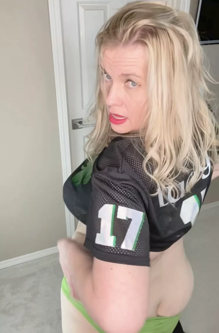 (43) St Paddy’s day milf! posted by Traci_Love