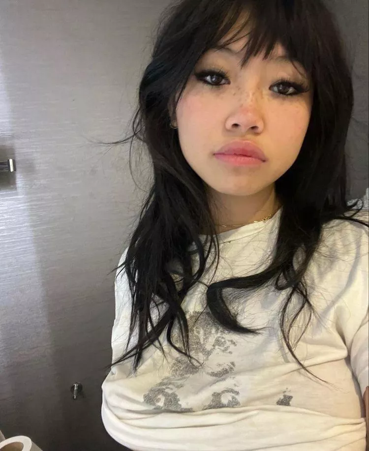 Beabadoobee posted by zodznn