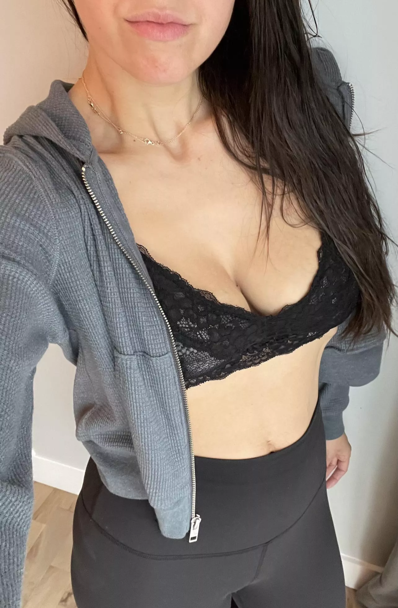 [F] after workout and shower kinda look 😘 mommy bod 🙈 posted by queenLxox