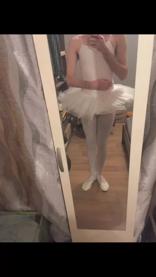 Feeling cute right now 🩰 by darkmaxine777