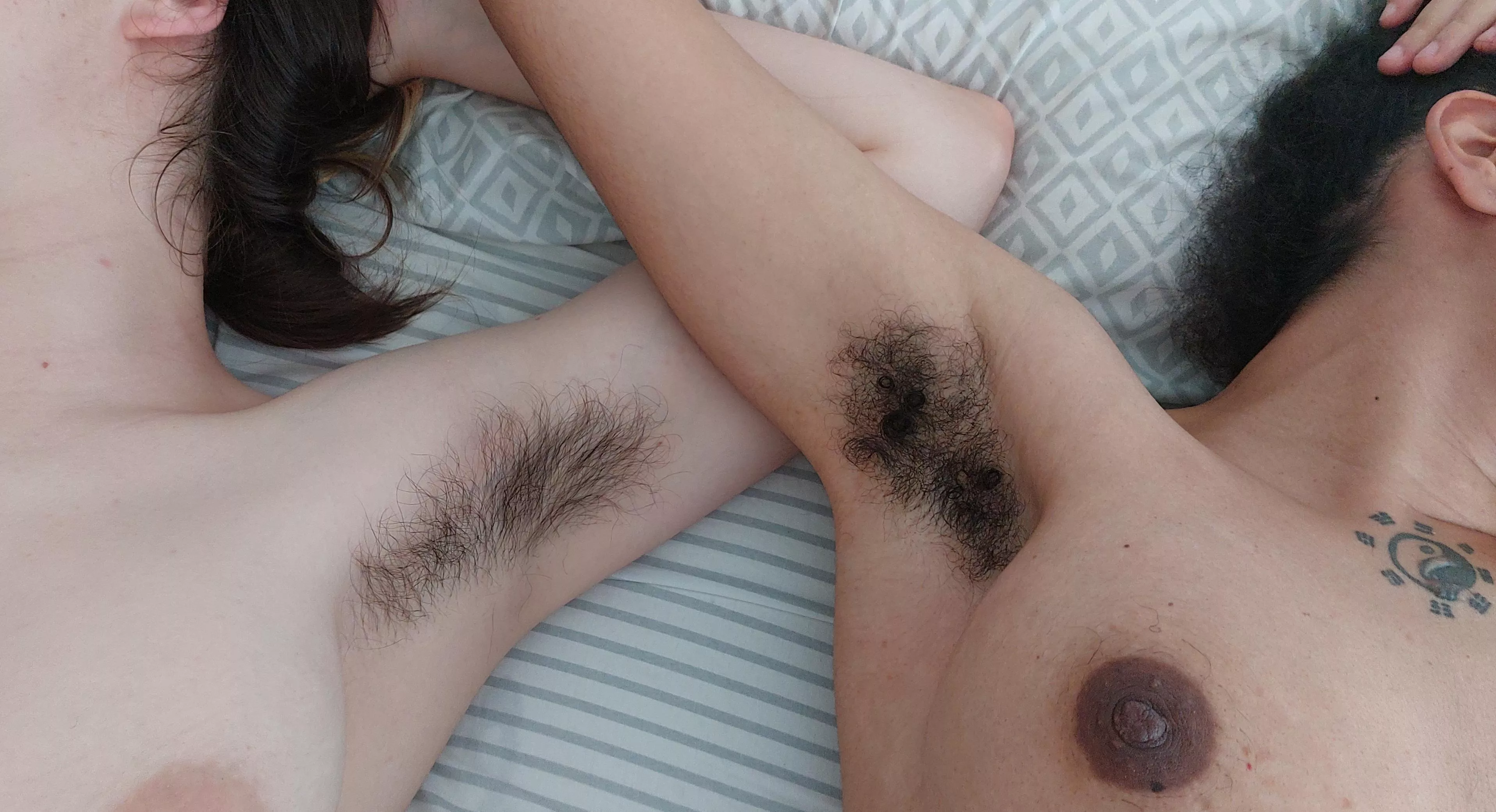 Hairy armpits power 🌓 posted by No_Box_998