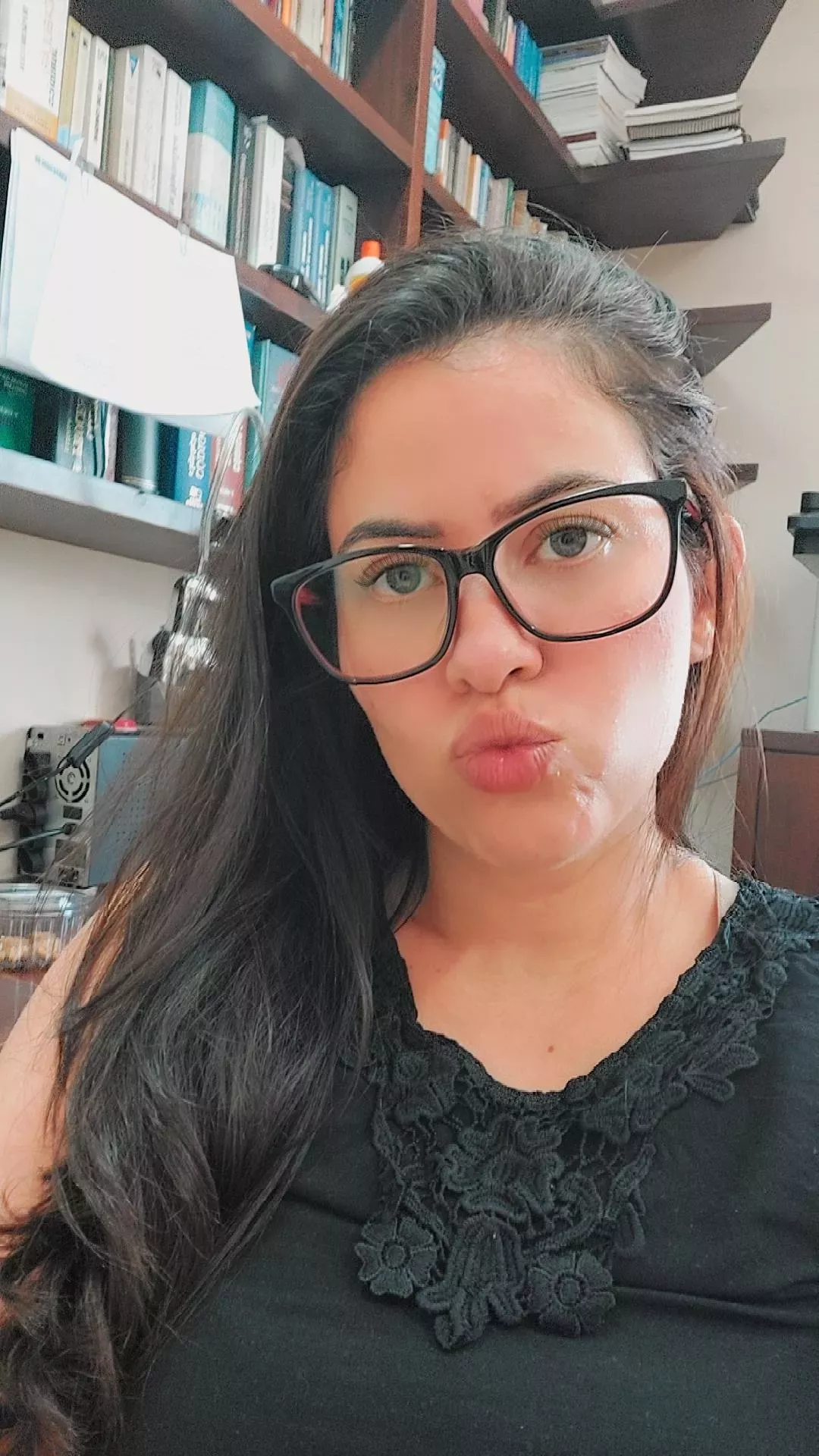 Hellooooo posted by Isiscristine