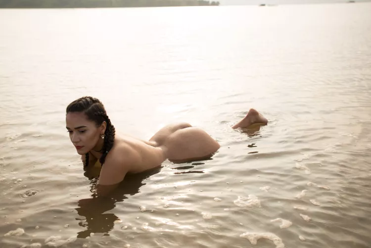 I'm here to wear clothes and chew bubblegum, and I'm all out of clothes by KORAKELLI