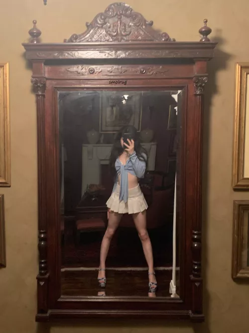 lie down so i can stand over your face 😜🤍18f by smolrug