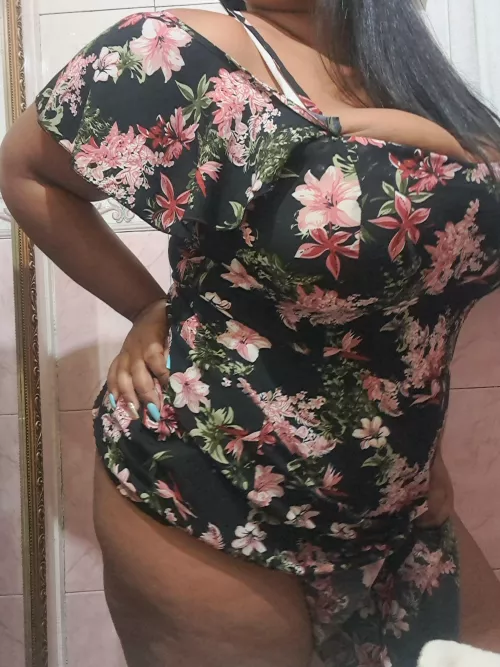 Milf Not wearing underwear is a good idea when visitors are coming by Latinafeetfreedom