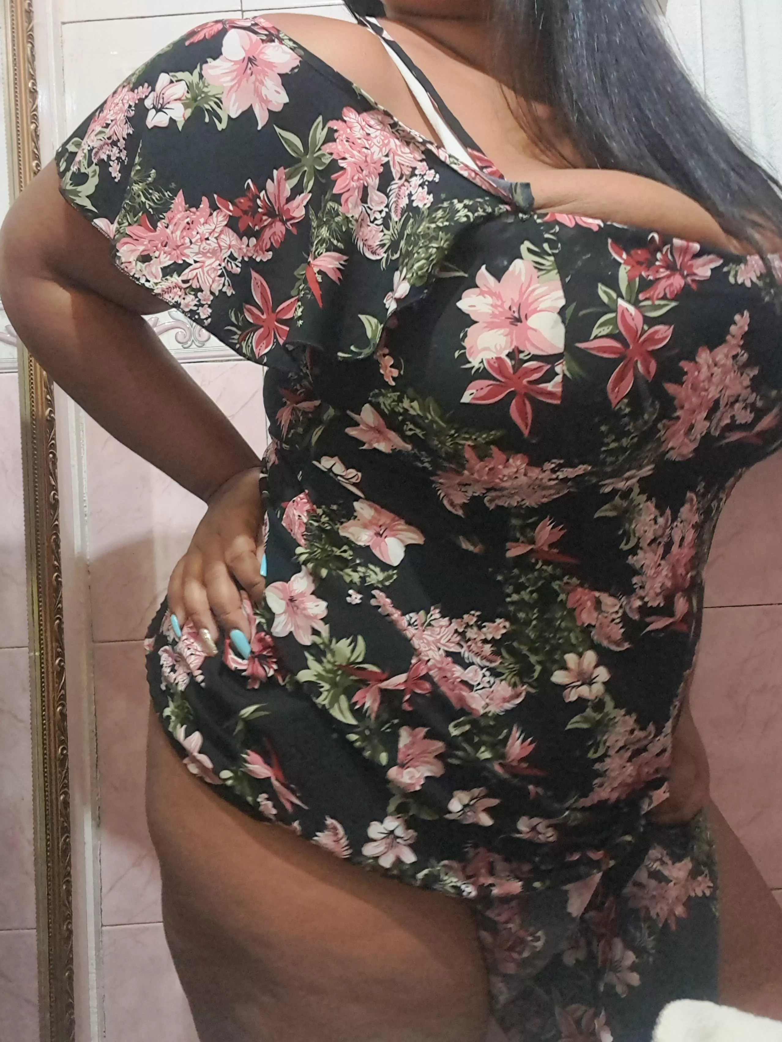 Milf Not wearing underwear is a good idea when visitors are coming posted by Latinafeetfreedom