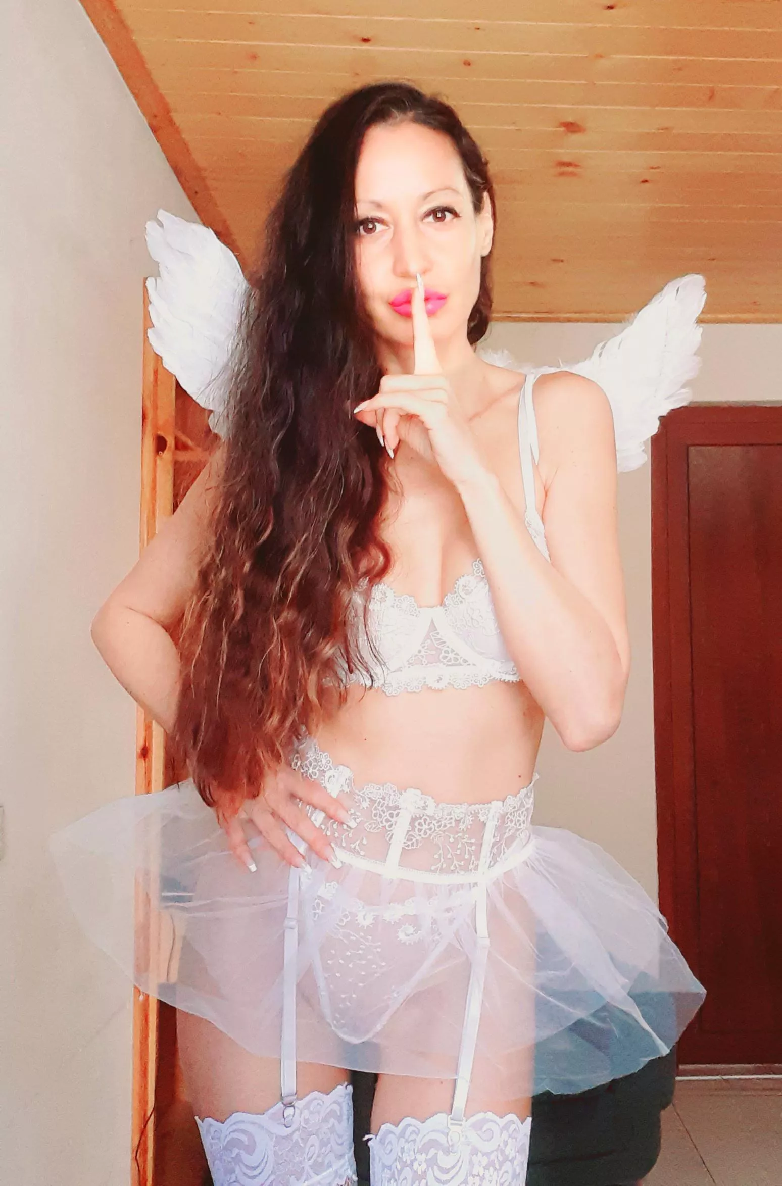 One Victoria's secret Angel has just fallen here. (F41 posted by misslexi0