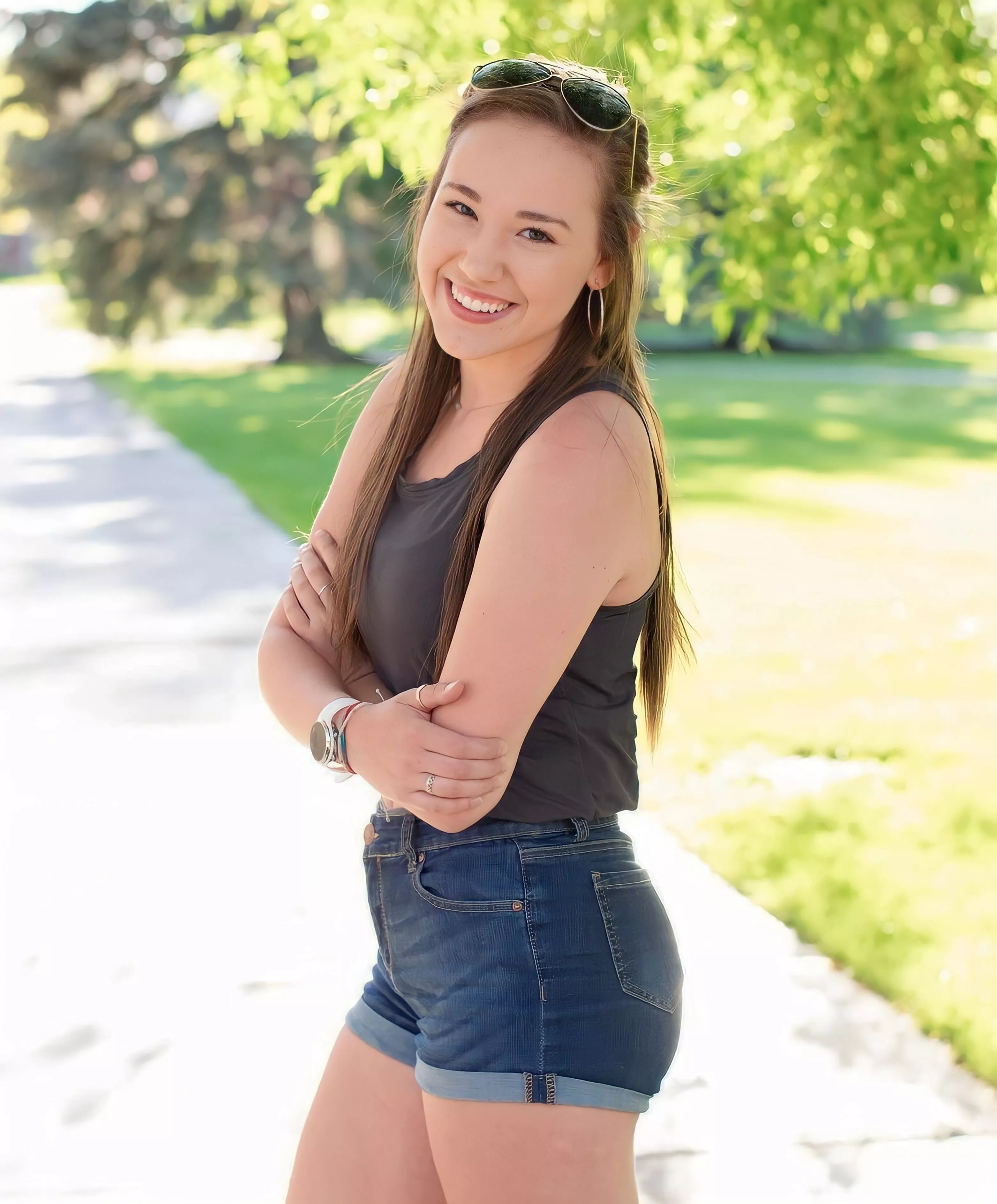 Pretty Brunette (21) posted by Helpful-Chard-6942