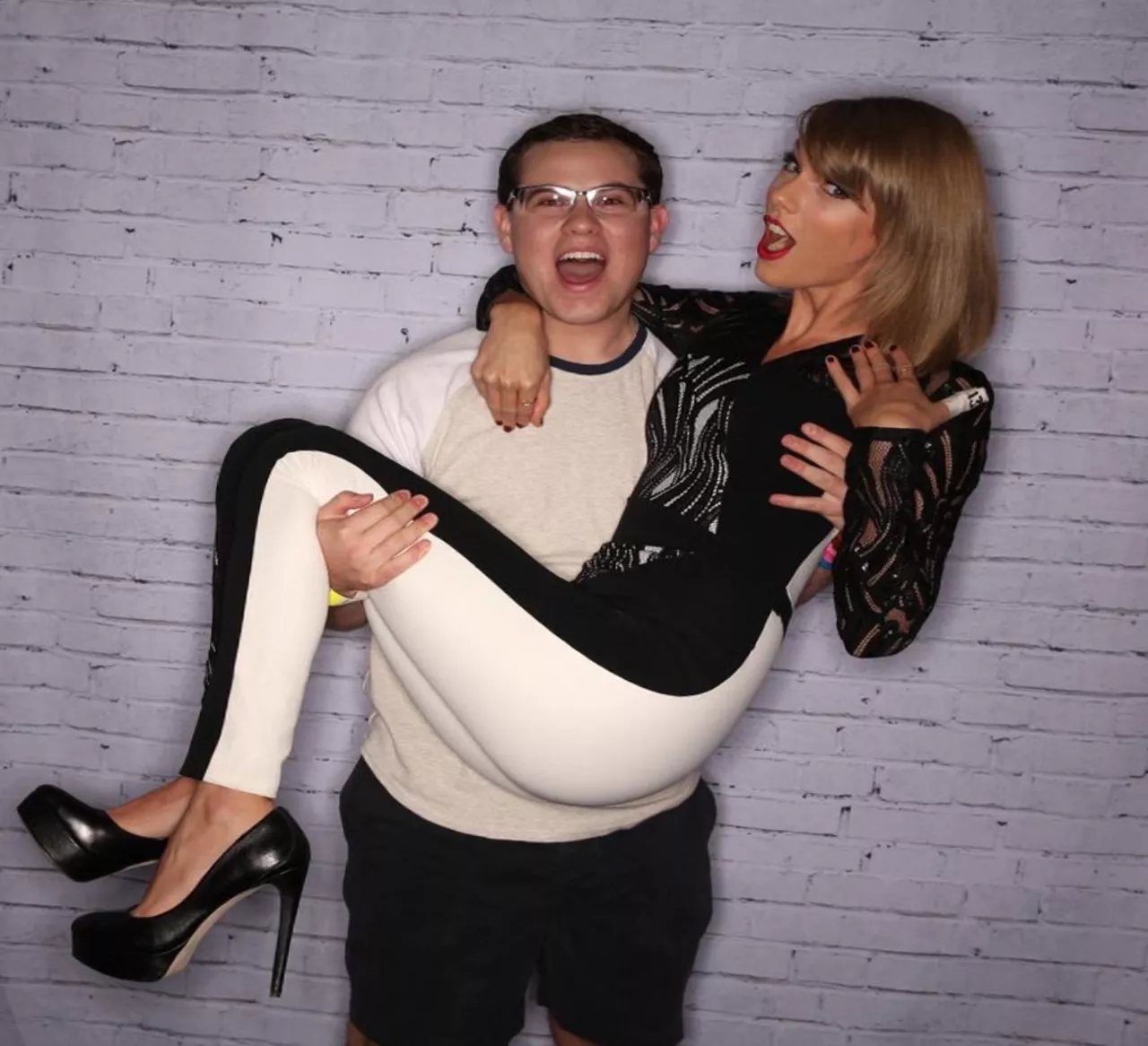 Taylor Swift W/ a Fan posted by lepniak