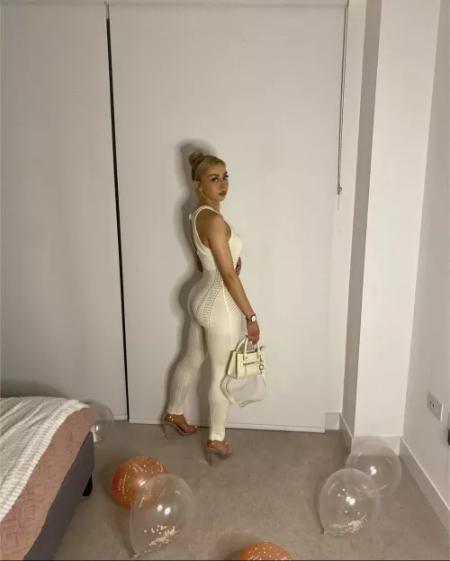 Amelia 🍑 by Redruthtimbuktu