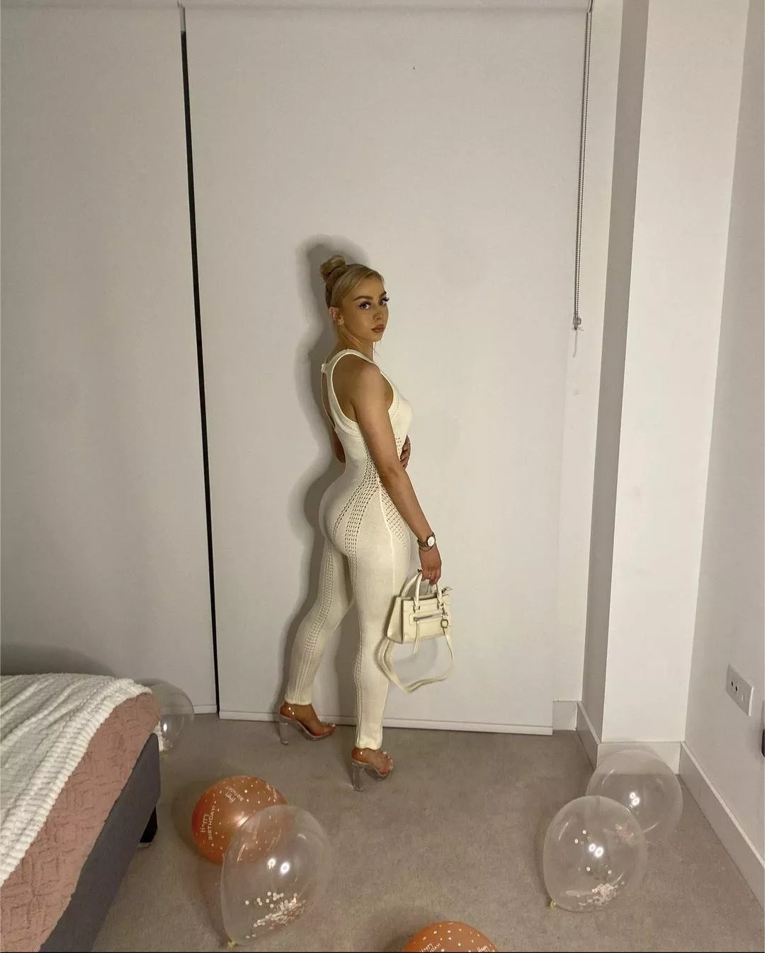 Amelia 🍑 posted by Redruthtimbuktu