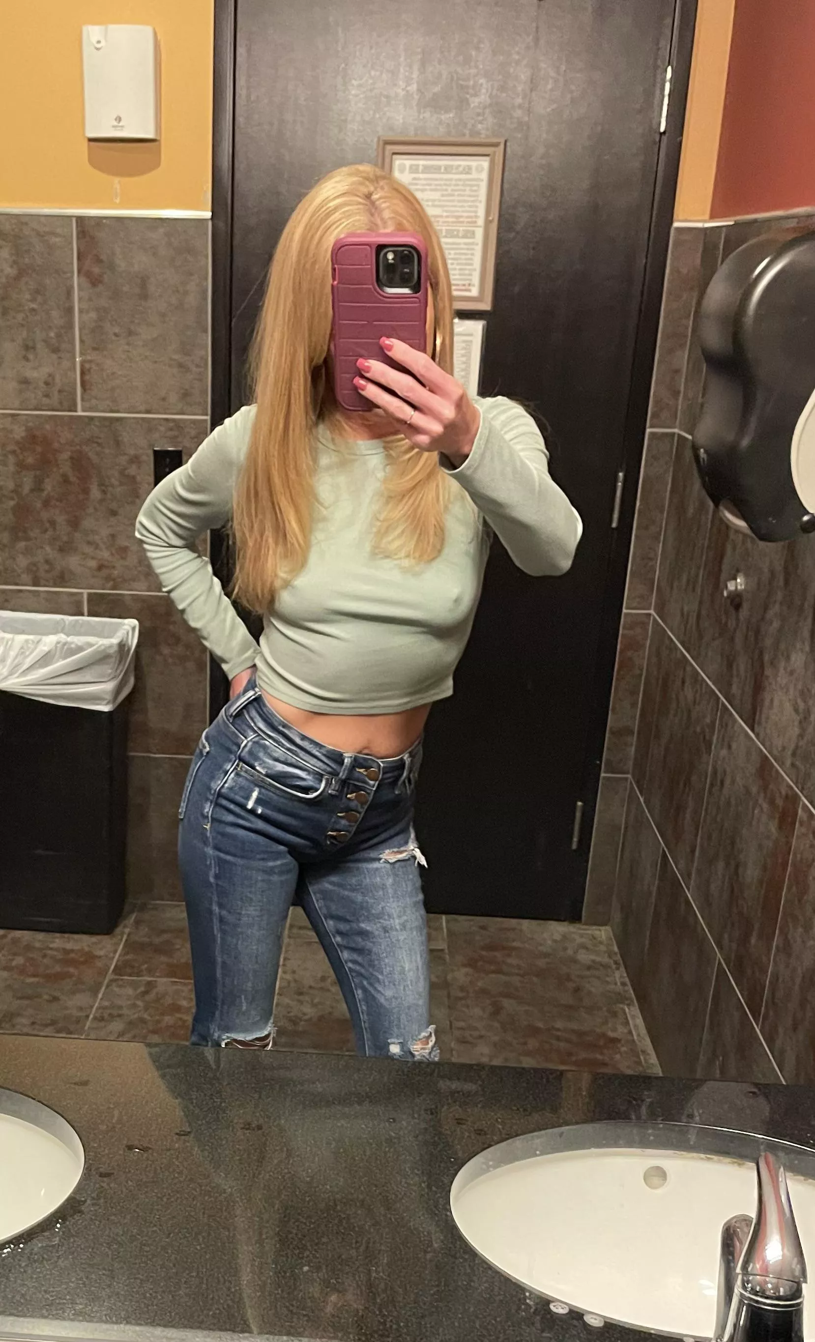 Come drink and watch 🏀with me posted by HotwifeCrush