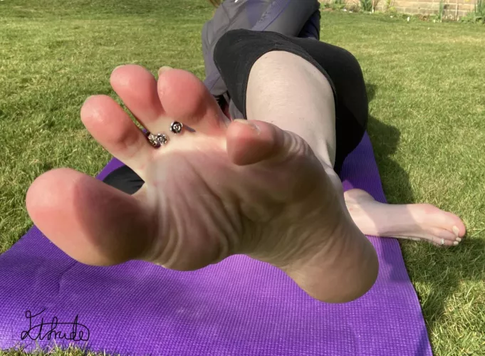 Do my spread toes catch your eye? by Elfrida77