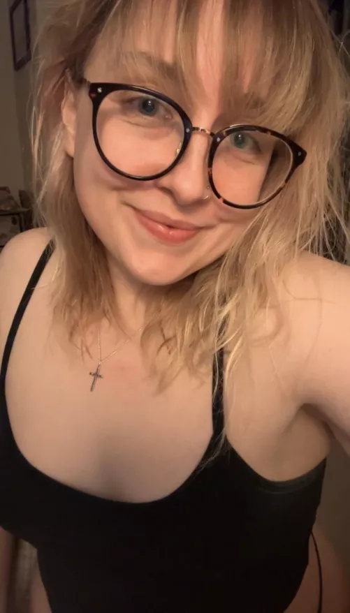 Happy weekend everyone 🌸 by Birdydraws