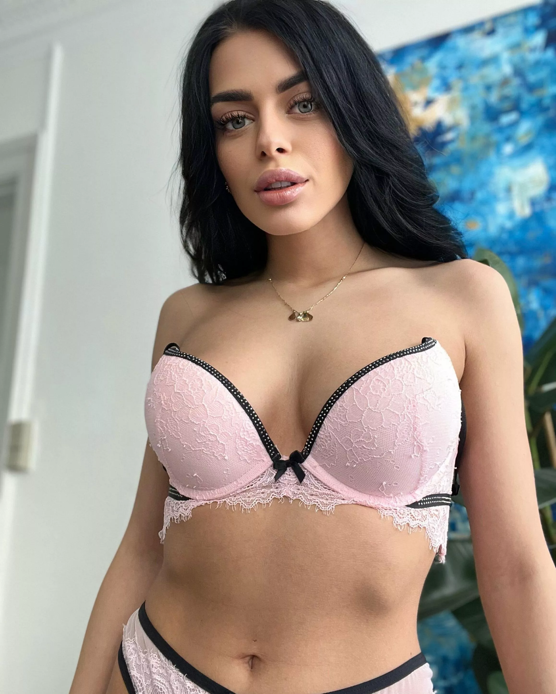 Horny girl in sexy pose posted by HannahSwane