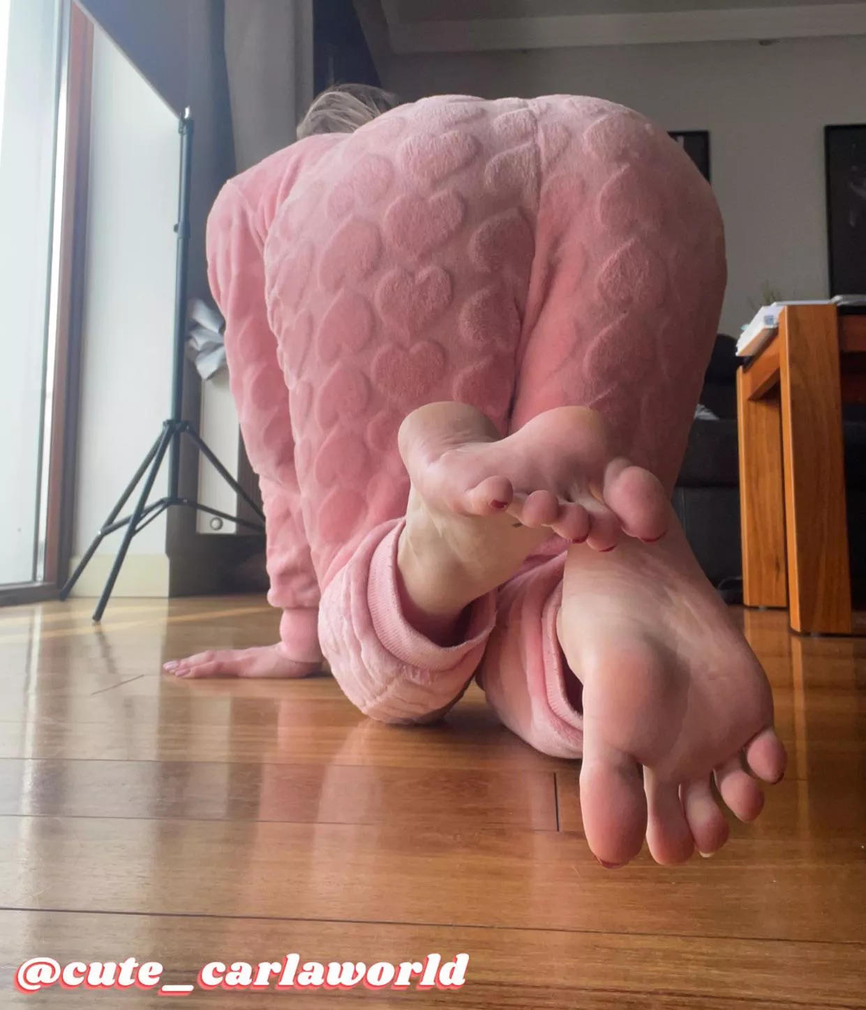 On your knees and sniff 🫦 posted by Cute_carlaworld