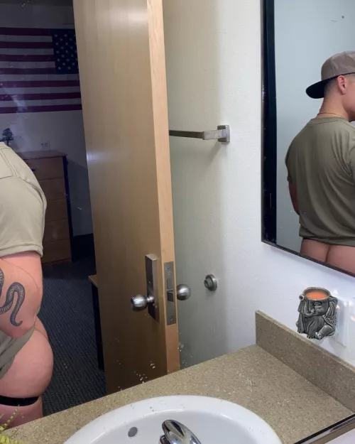 Peep the peaches by Xxenomorphin