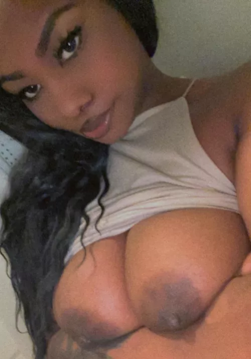 Sitting pretty💋 by Ok-Wolf2914