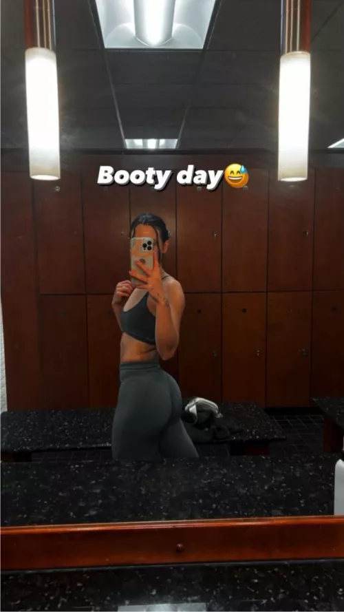 Squats for your thoughts 🍑💕 by Hanakinsky420