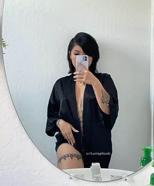 There’s nothing under 🫣 by Lunaphuck