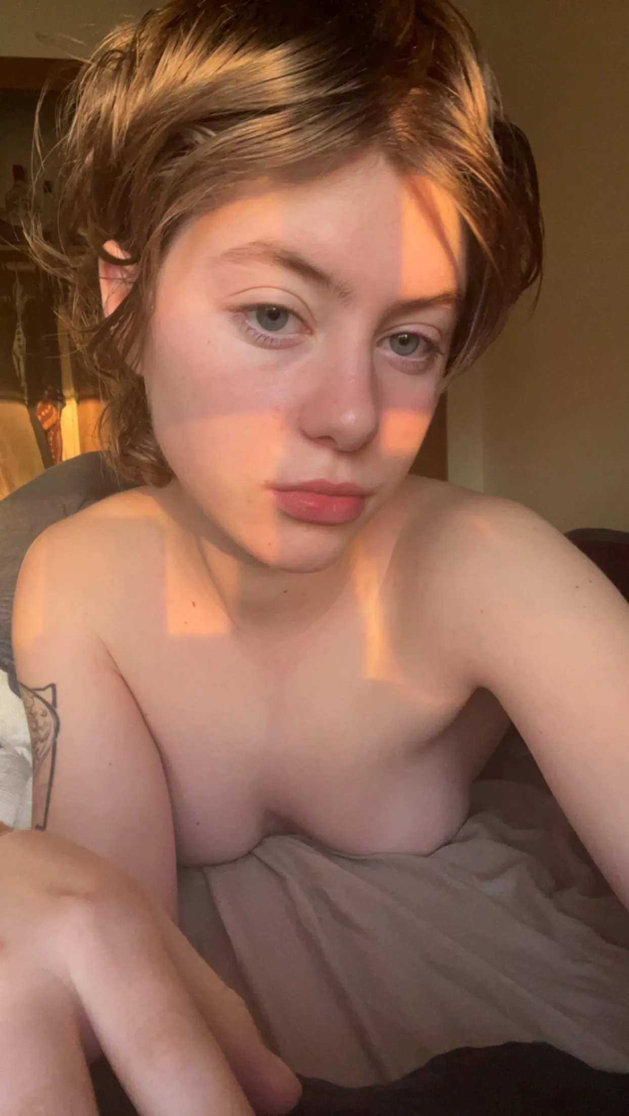 Woke up feeling happy🌸🌸 posted by Rosierenaensfw