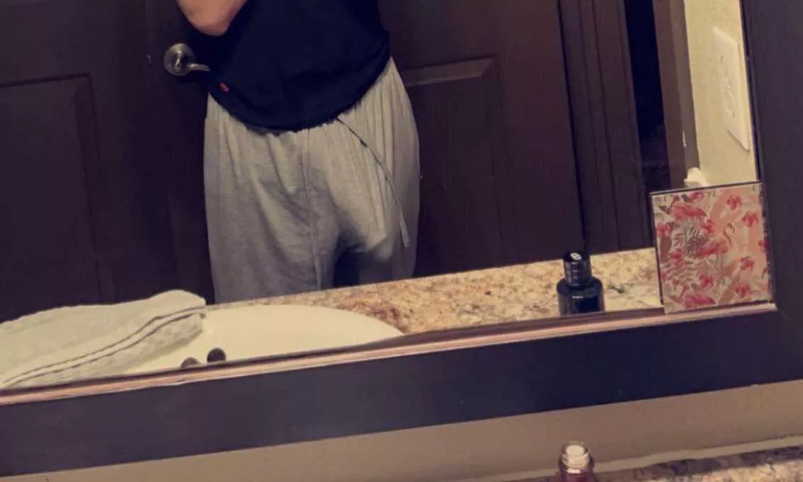 [22]DM me for my snap if you want some cock and you have a nice fat ass posted by mateoroman5333