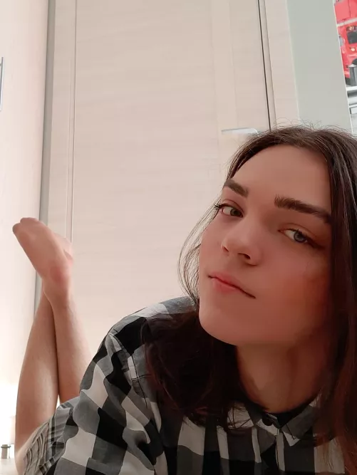 Cute pose 😳 by Gersaness