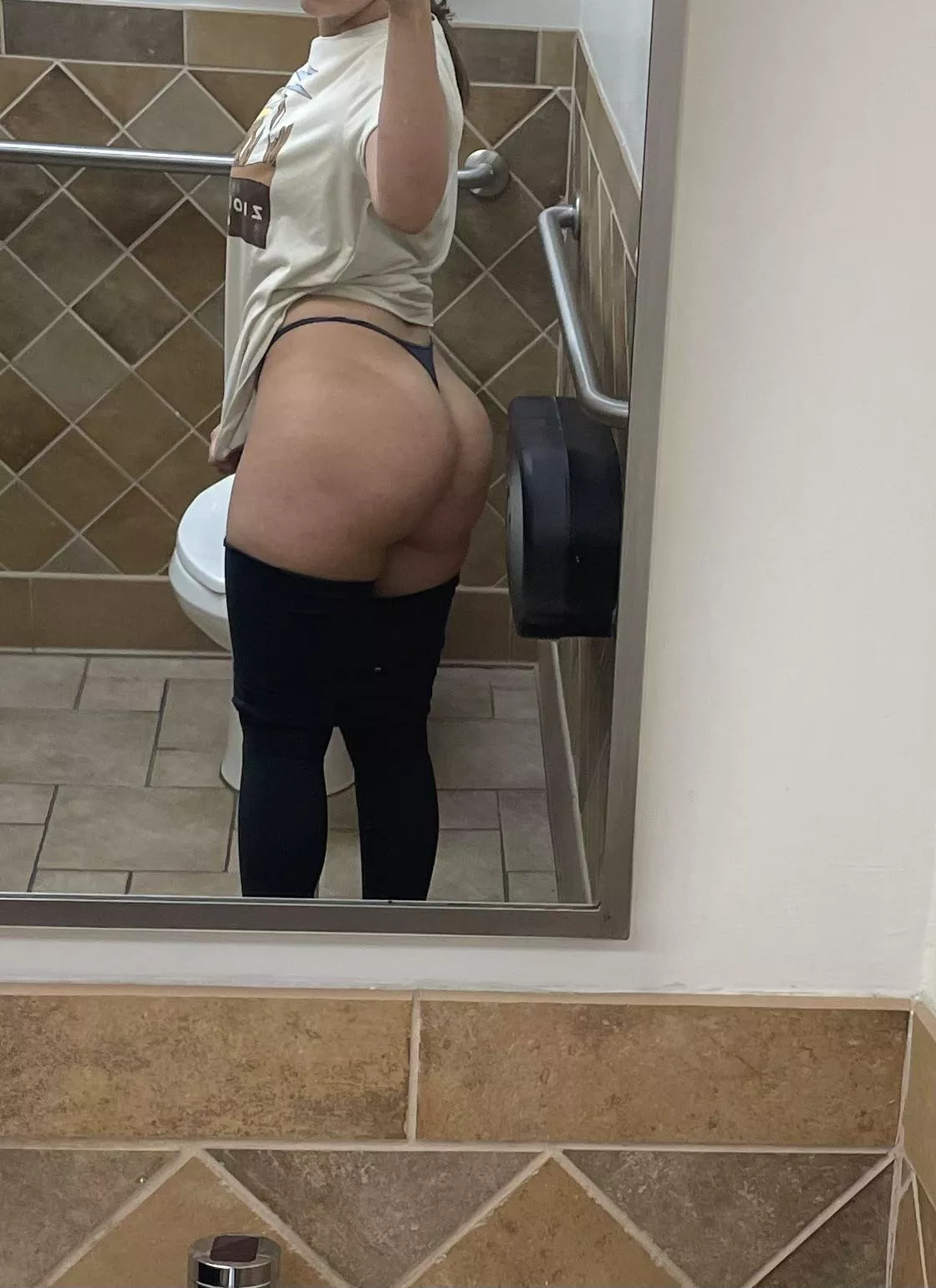 [F] Post leg day selfie posted by funcouple2304