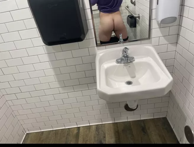 Feeling very slutty today by Justthomas18