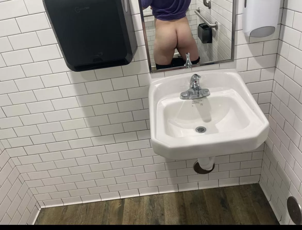 Feeling very slutty today posted by Justthomas18