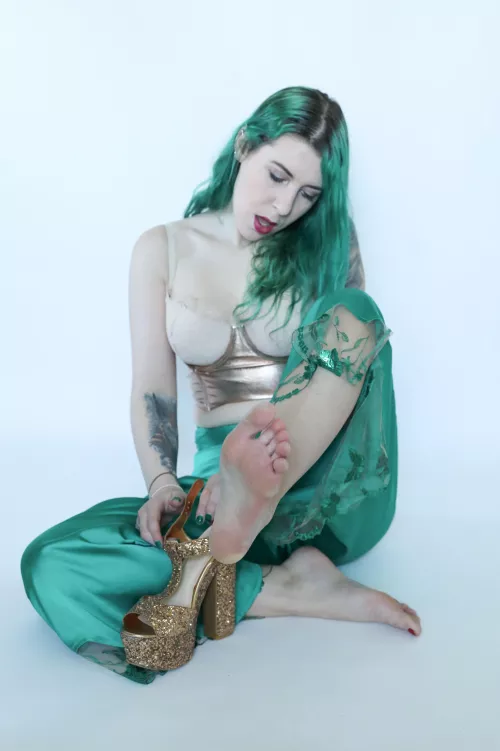 Gettin those heels off by sirenskiss3