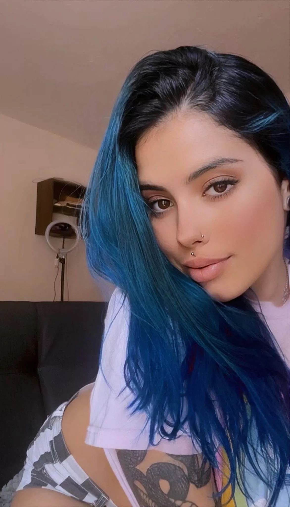 Latina chick signing in 😉 posted by BeguilingBeauty