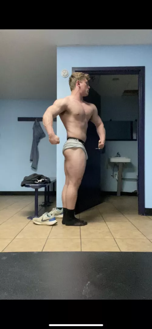 Muscle beast flexing by Full-Sir-4497