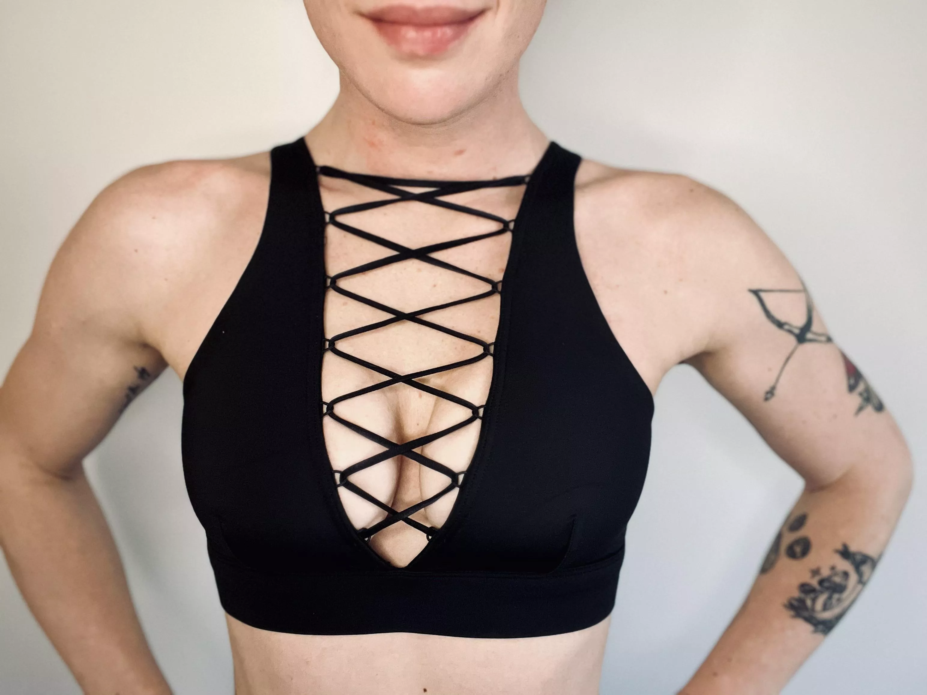 New sports bra who dis 🫣 posted by Realistic-Traffic-59