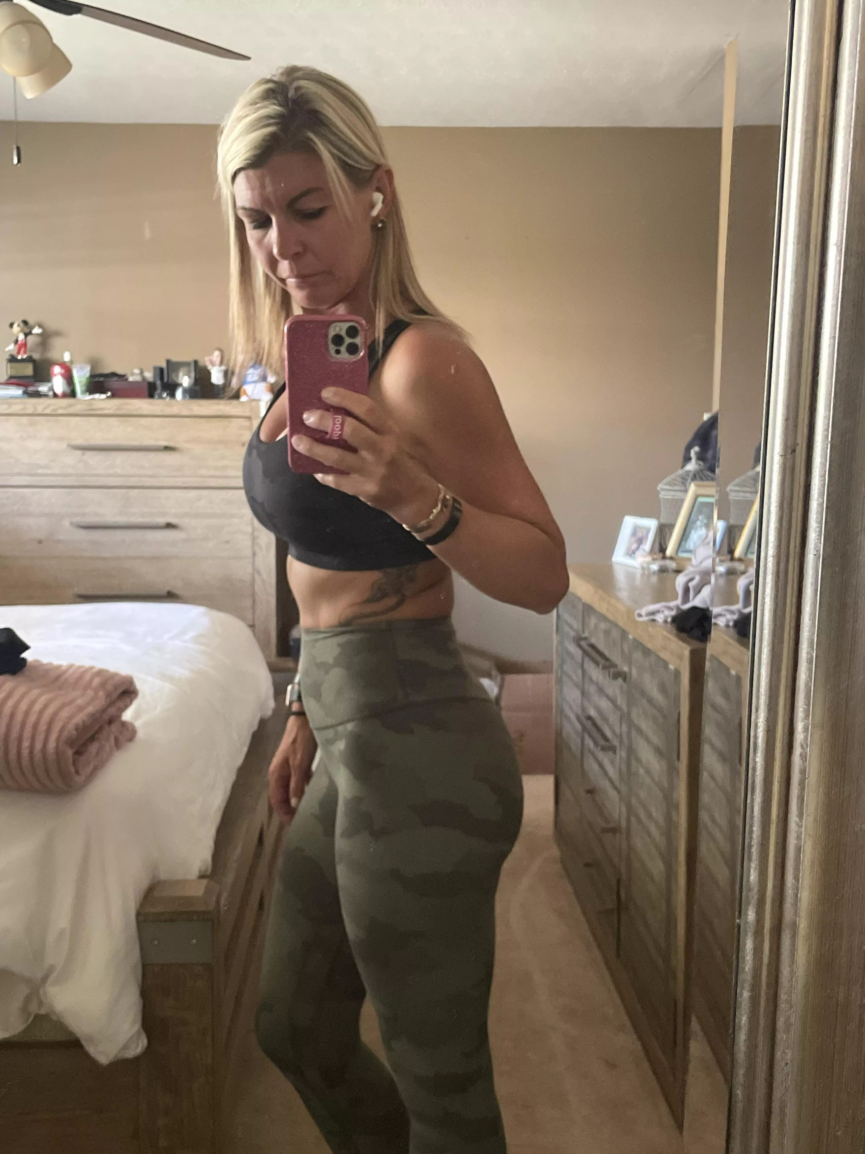 People can’t even see this 39 year old MILF in the gym with these on! posted by fitnesswife1983