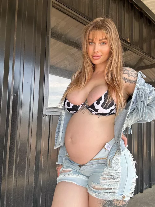 Sexy preggo milf by Pregnant_heaven