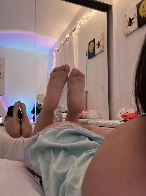 who wants to suck my toes 😘 by fairyyprincessxx