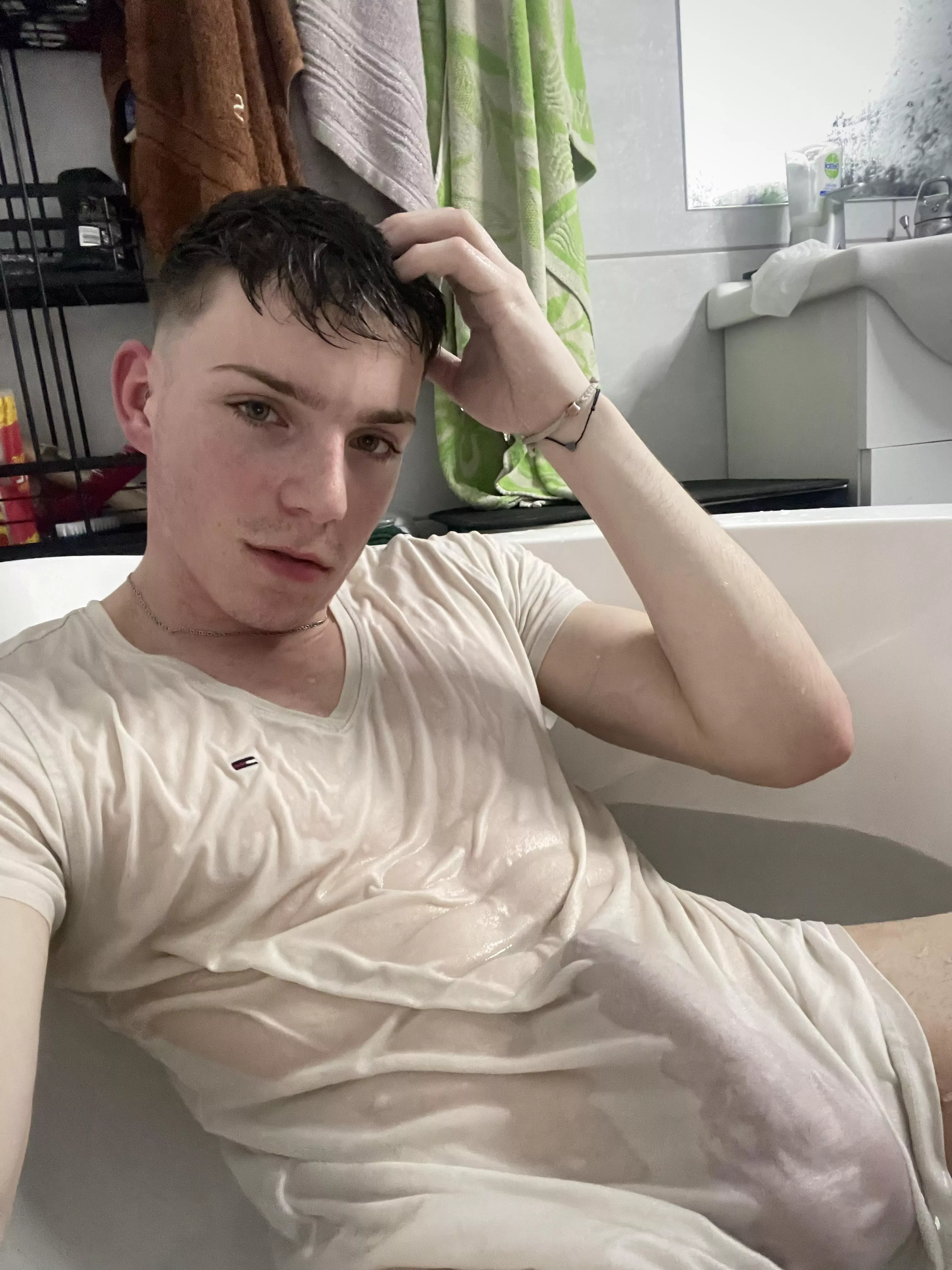 [19] @kolozsi_tomi want to remove my t-shirt? posted by OppositeWin3310