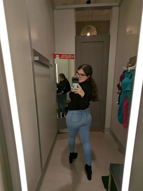 Booty pic in the dressing room 😁 by onlylilac1