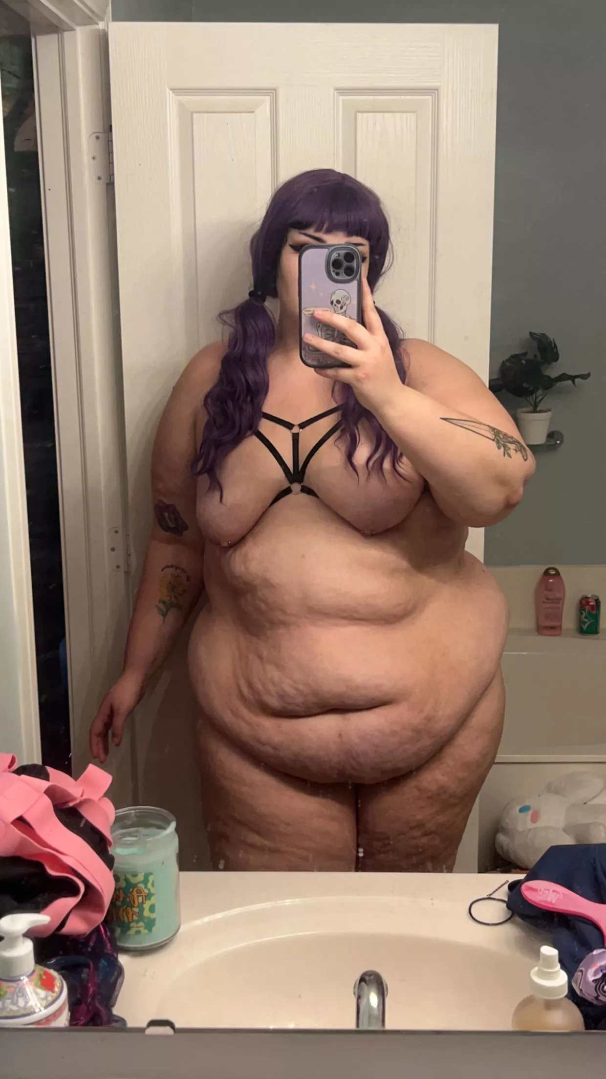 Curvy E-girls with big tummies are the best ^-^ 🖤 posted by BigGirlHex