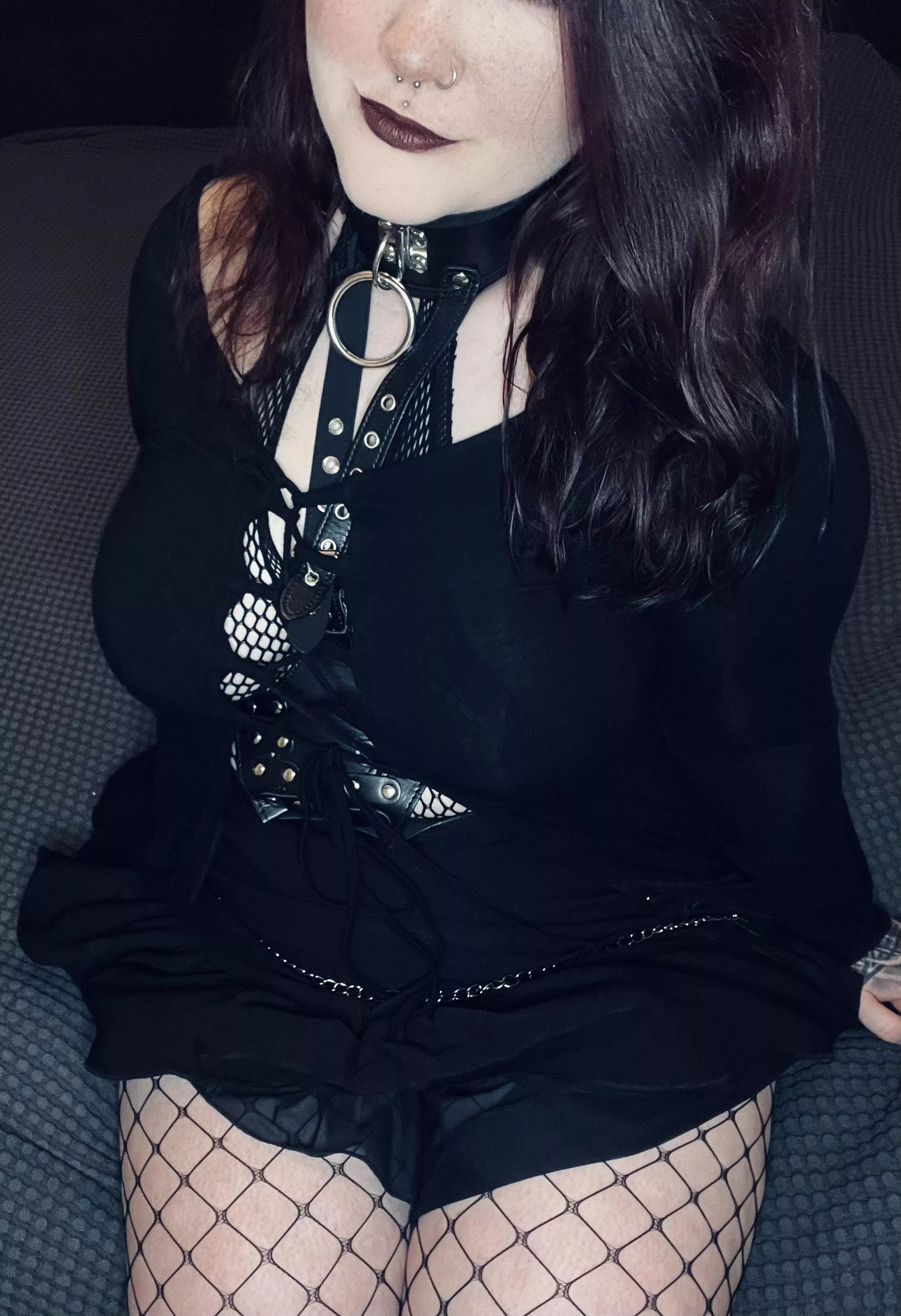 Do you like my outfit?🖤 posted by Imaginary_Bread6231