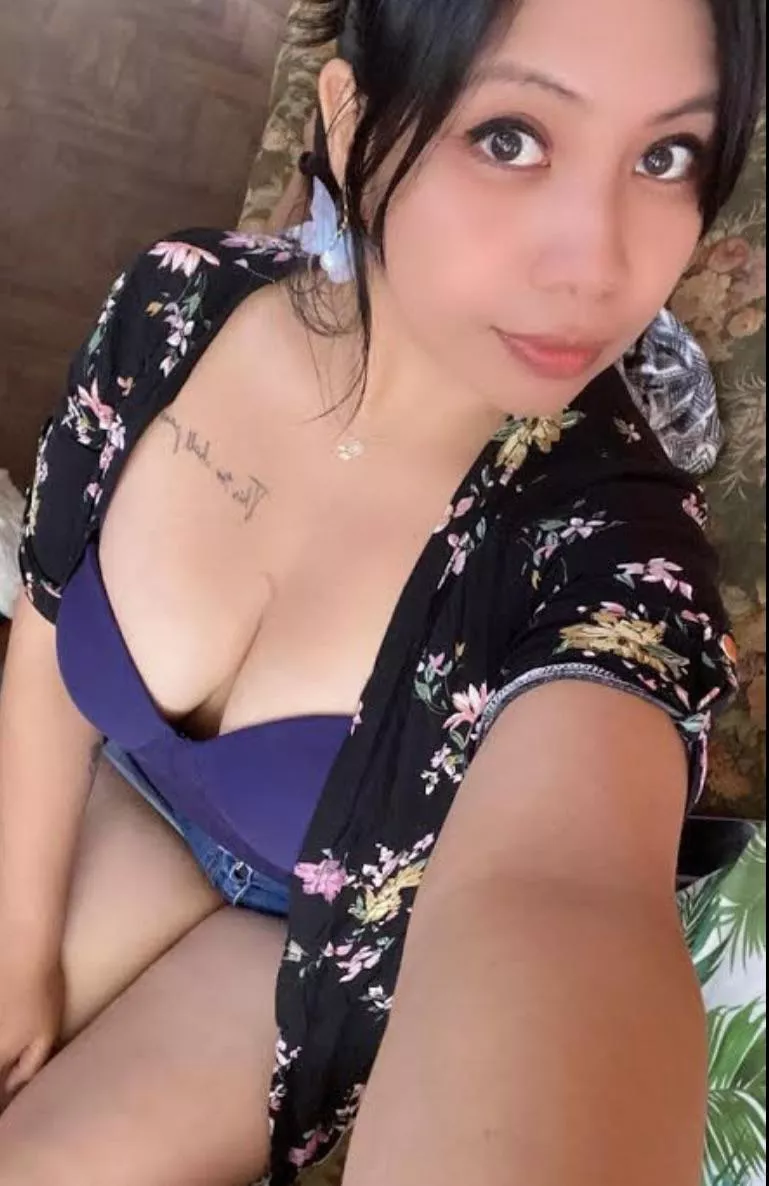 (F) it gets hot in the morning 🙄 posted by SexyAzucena