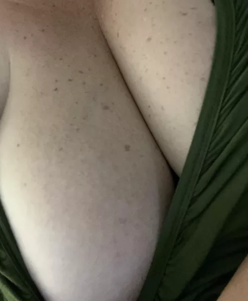 Hey ladies! Anyone into chubby moms? by southermilfpanties
