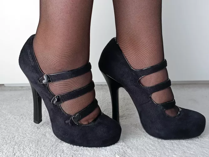 I feel so cute in these... by daisy-feet-007