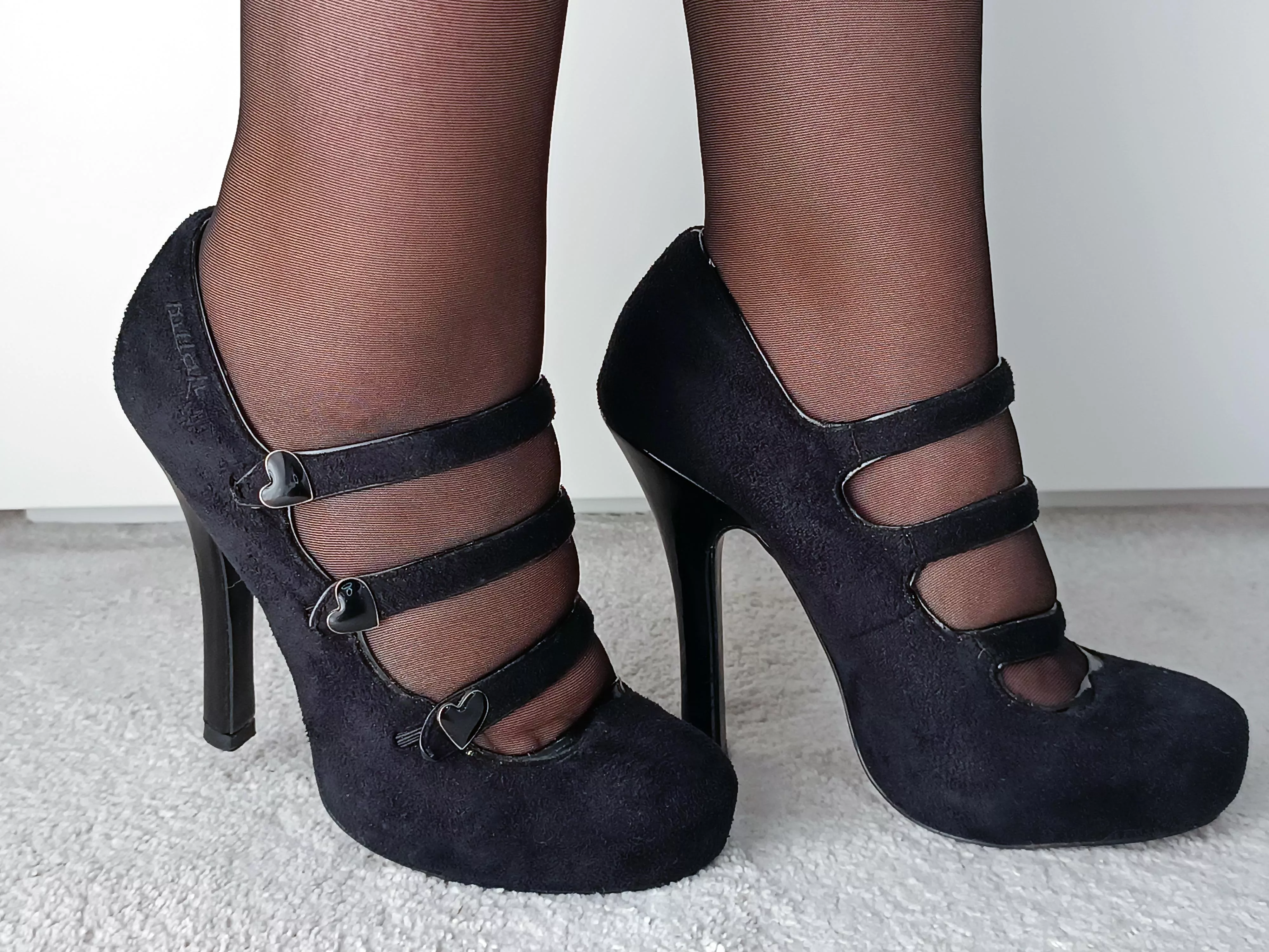 I feel so cute in these... posted by daisy-feet-007