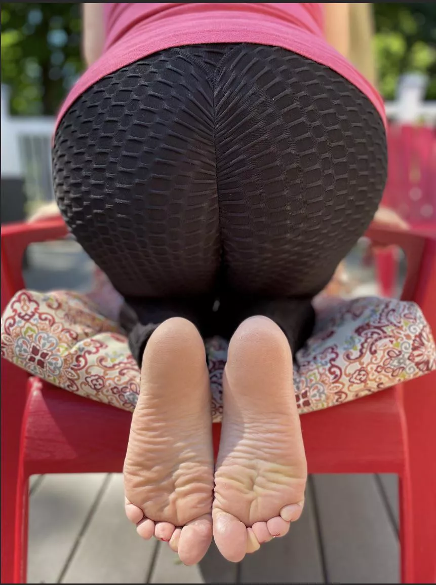 Just waiting for you to get home ❤️🦶🏻 posted by Trixiestoez