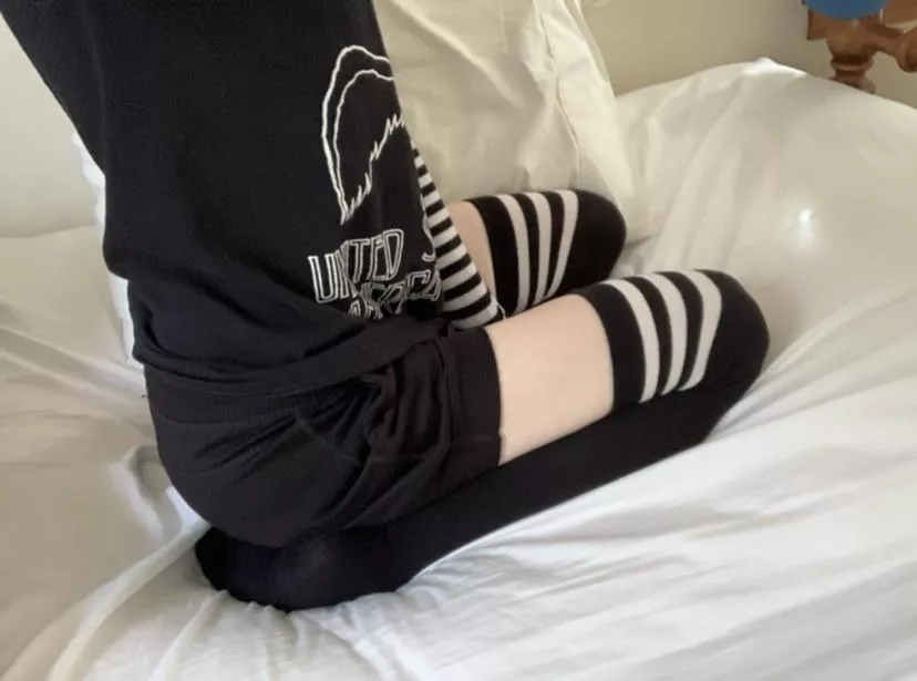 My favorite femboy sitting position :) posted by friendsfoundoldacont