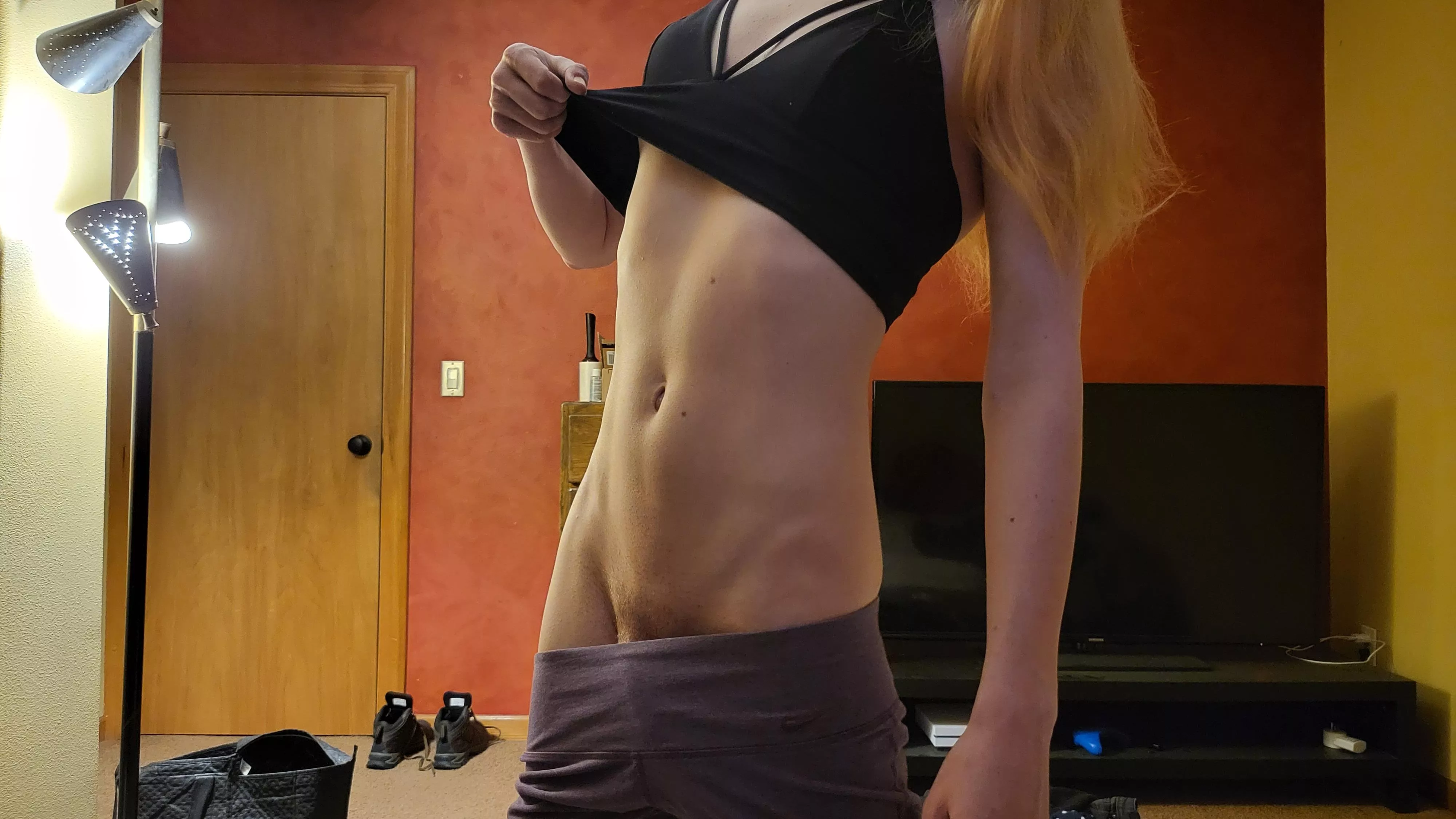 Pre workout tease 😘 posted by _Lizzy_Wizzy