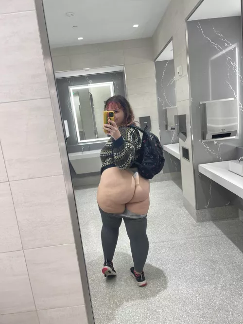 Quick pic of my 200 pound ass on college campus 🥰 by hornybabes10